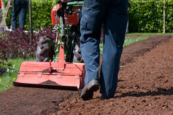 Grond frezen voor gazonaanleg